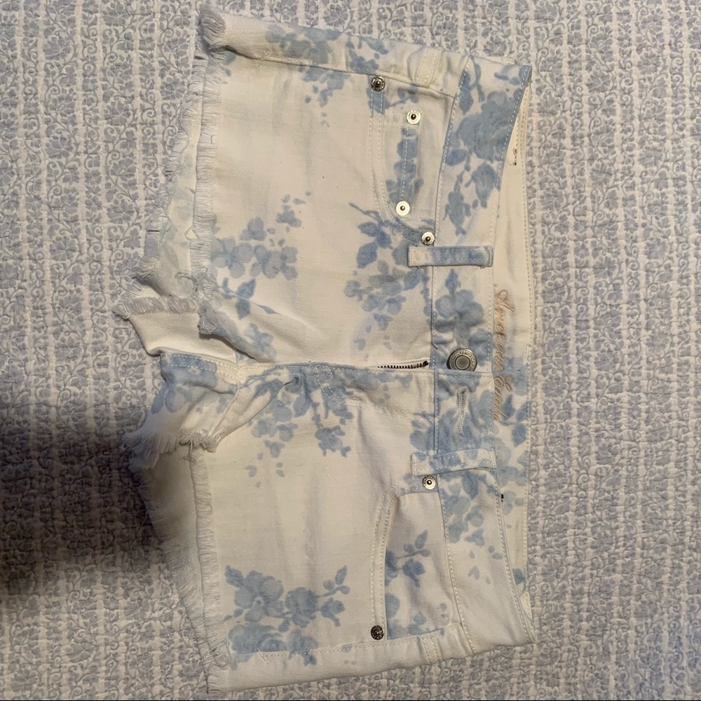 American Eagle White shorts 🤎